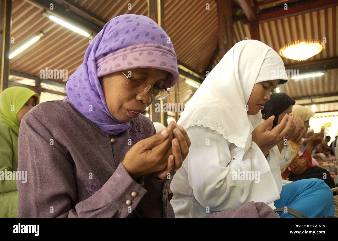 SOLO, CENTRAL JAVA, INDONESIA-JANUARY 14,2008:  Resident prays at ndalem Kalitan, a family coumpound of suharto's late wife. Residents pray inside the coumpound to pray for better condition of the former Indonesian president after he suffered multiple organs failure.  Photo by Edy Purnomo/Jiwafoto Stock Photo