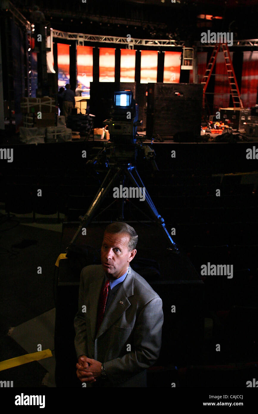 012208 sc met faudebate 3of5 - Staff photo by Chris Matula/The Palm Beach Post 0047981A  Kim MIller story - BOCA RATON - Florida Atlantic University president Frank Brogan (cq) speaks with the media on the Boca Raton campus as the school gears up Tuesday, Jan. 22, 2008 for the Presidential Debate Th Stock Photo