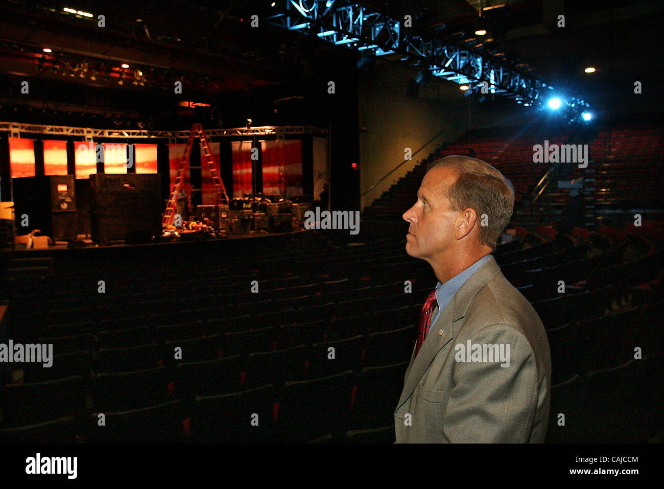 012208 sc met faudebate 5of5 - Staff photo by Chris Matula/The Palm Beach Post 0047981A  Kim MIller story - BOCA RATON - Florida Atlantic University president Frank Brogan (cq) watches the debate stage taking shape after speaking with the media on the Boca Raton campus as the school gears up Tuesday Stock Photo