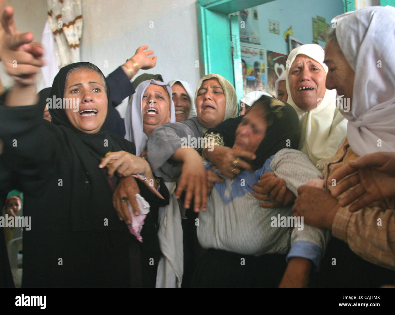 Sep 27, 2007 - Gaza City, Palestinian Territory - Palestinians relatives grieve during the funeral of Mohammad Adwan, a member of the exlusive forces loyel Hamas movement. The Israeli military killed two Palestinian militants in the Gaza Strip early today, bringing the death toll to 11 and one of th Stock Photo