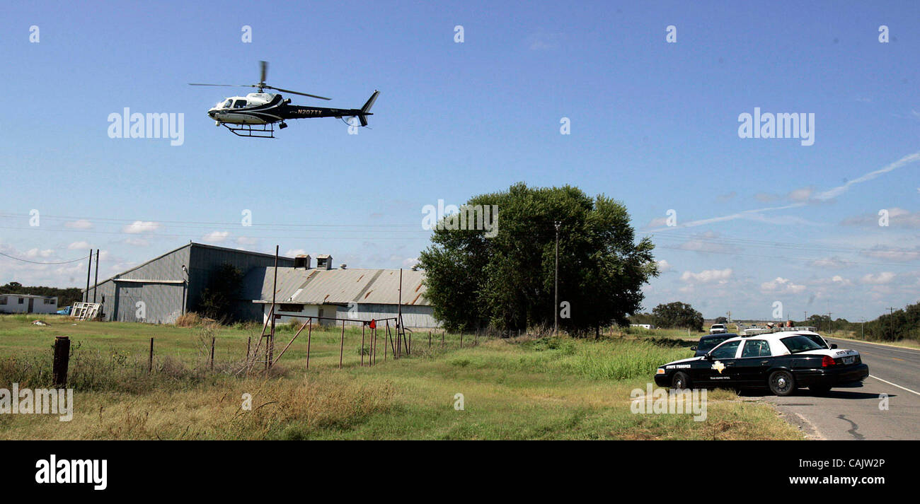 METRO    -----   Officials search Friday morning Sept. 28, 2007 in Batesville for an inmate that escaped from a facility in nearby Crystal City over night.                   (WILLIAM LUTHER/STAFF) Stock Photo