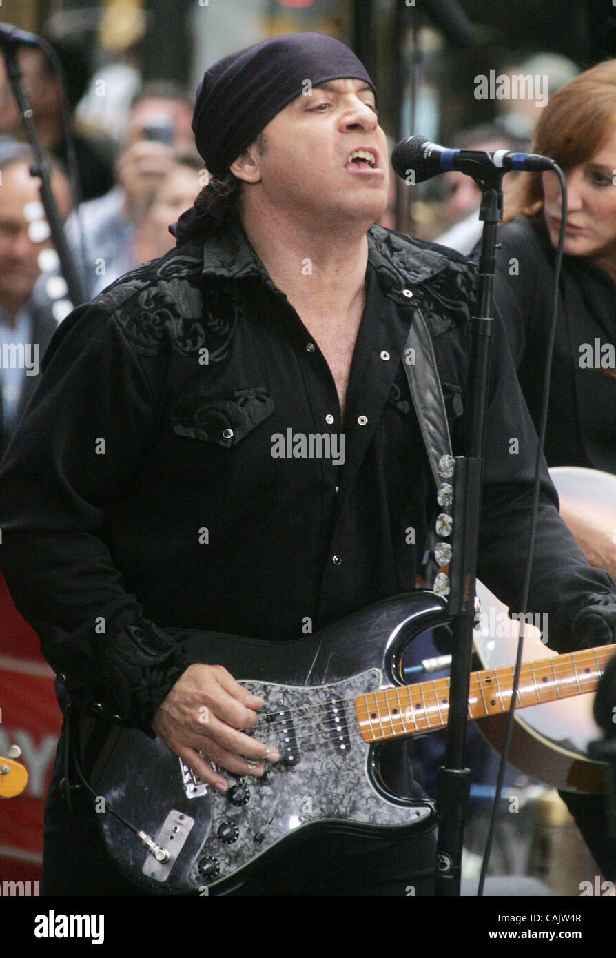 Sep 28, 2007 - New York, NY, USA - Musician  STEVEN VAN ZANDT or Little Steven or Miami Steve signing as the  Bruce Springsteen E Street Band performs at the Today Show 2007 Summer Concert Series held at Rockefeller Plaza.   (Credit Image: © Nancy Kaszerman/ZUMA Press) Stock Photo