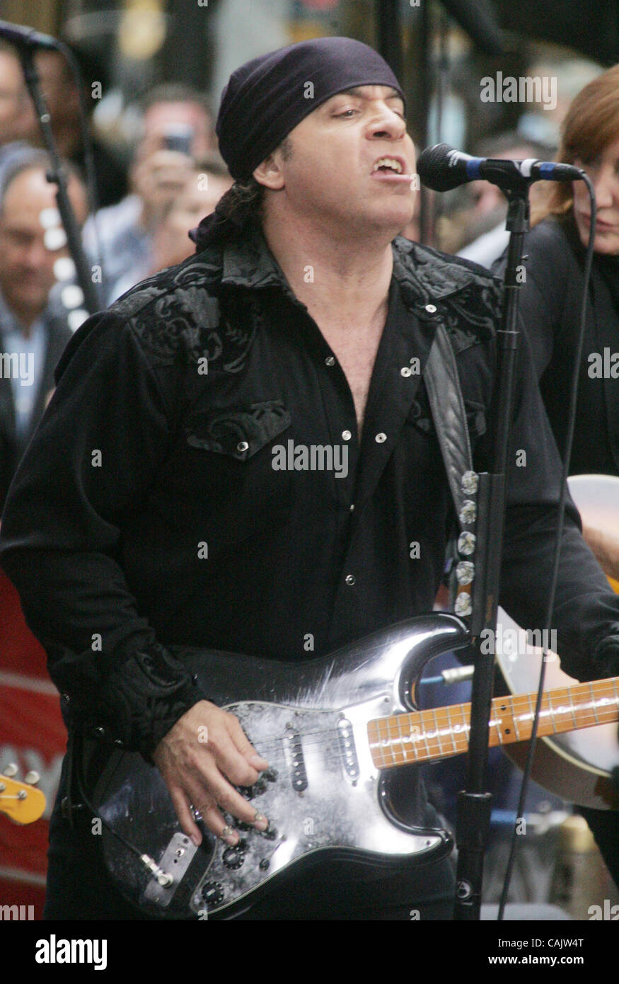 Sep 28, 2007 - New York, NY, USA - Musician STEVEN VAN ZANDT or Little Steven or Miami Steve signing as the  Bruce Springsteen E Street Band performs at the Today Show 2007 Summer Concert Series held at Rockefeller Plaza.   (Credit Image: © Nancy Kaszerman/ZUMA Press) Stock Photo