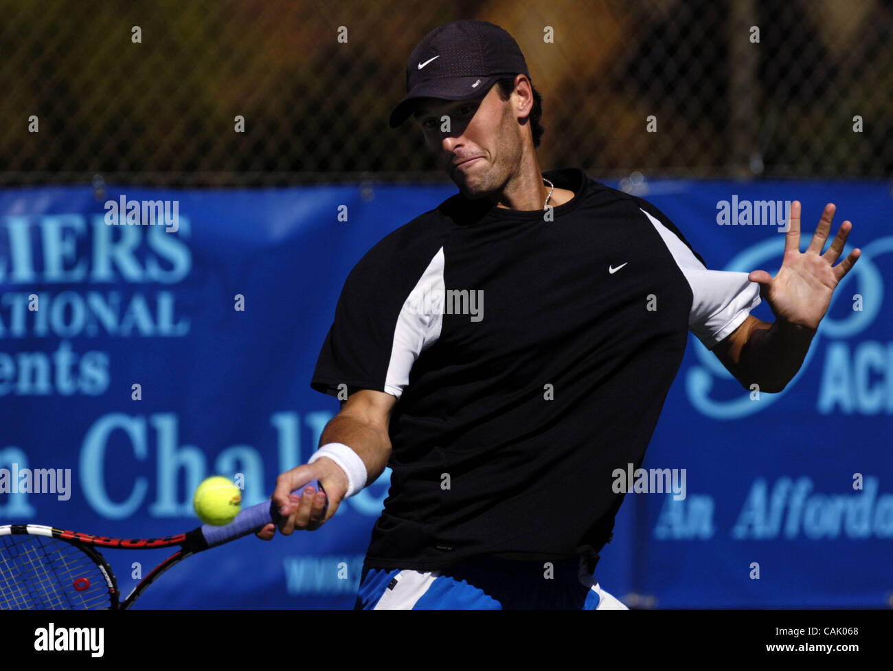 Sam Warburg of Sacramento practices at Sutter Lawn Tennis Club for the  Swanston Challenger tournament to be held next week, October 2, 2007.  Sacramento Bee/ Florence Low Stock Photo - Alamy