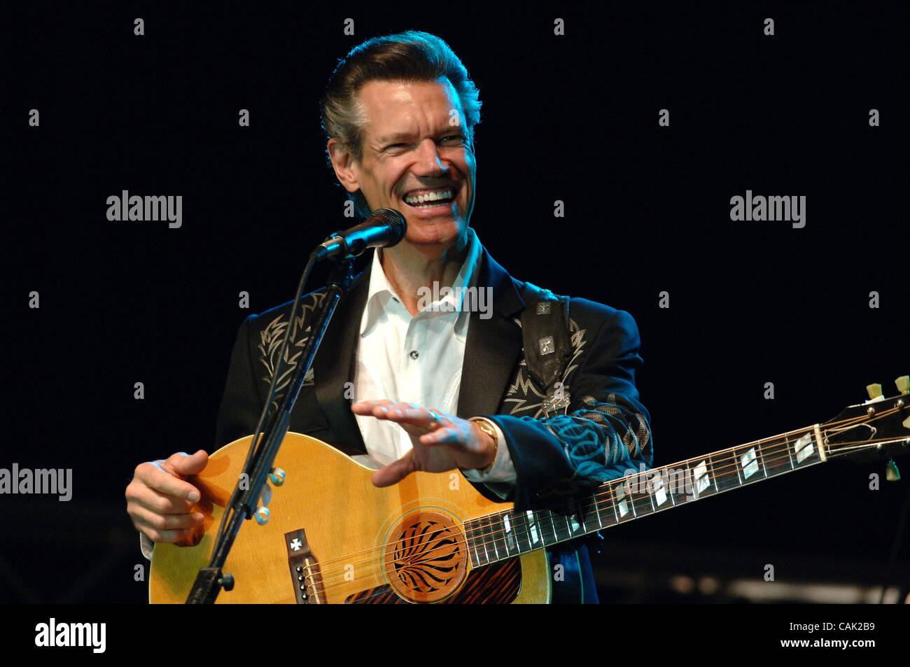 Country music star Randy Travis performs at Steve Wingfield crusade at ...