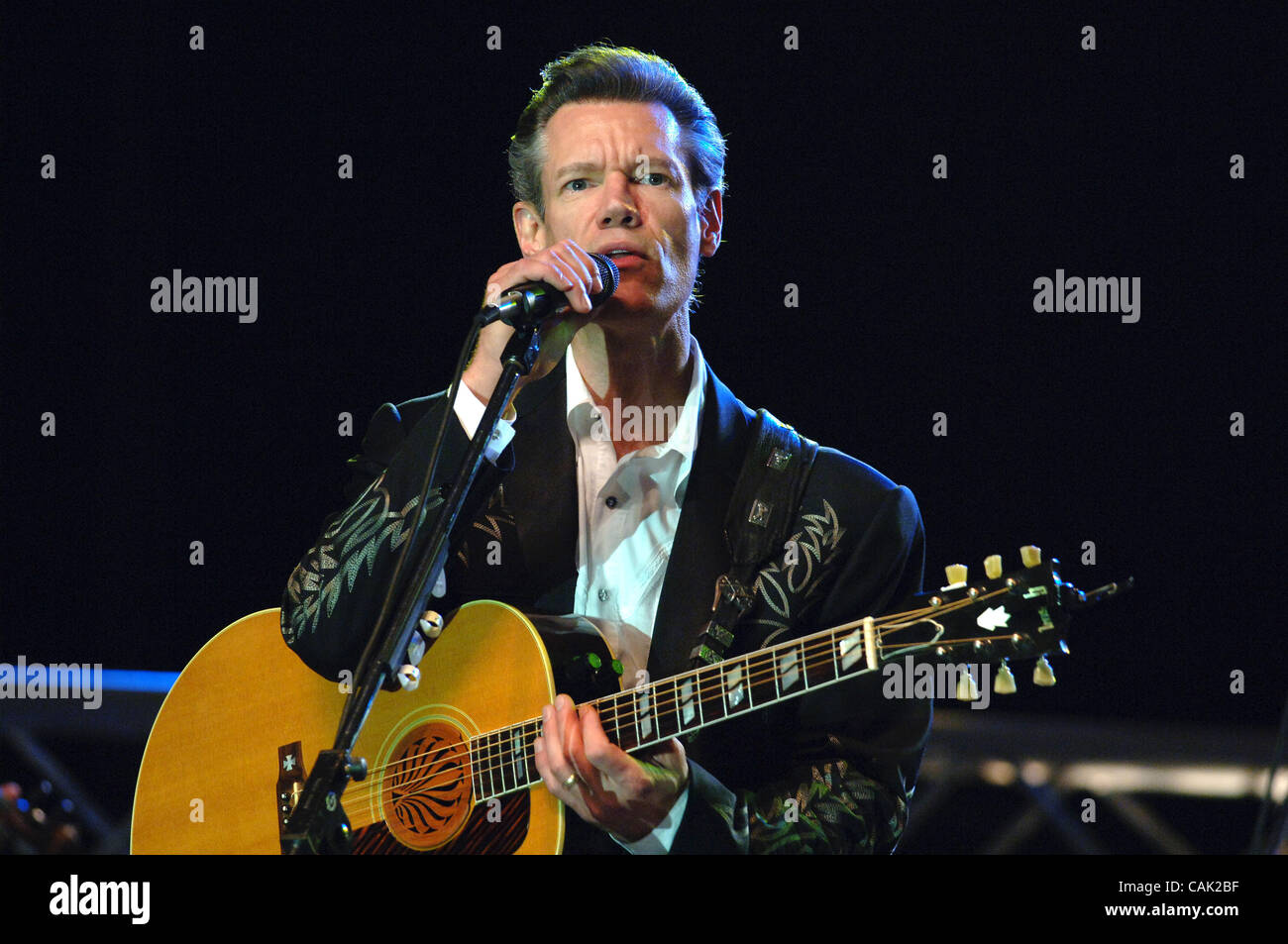 Country music star Randy Travis performs at Steve Wingfield crusade at ...
