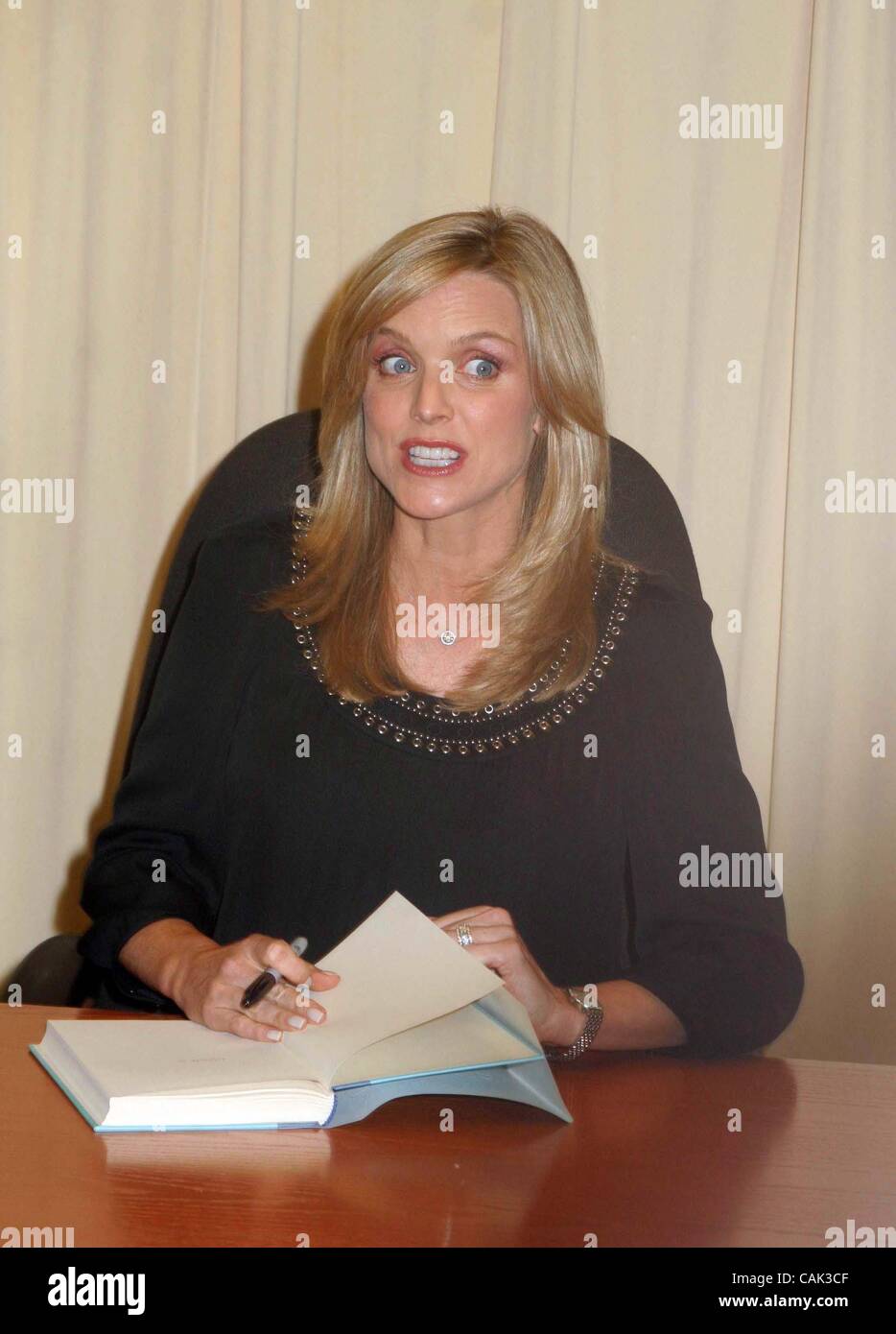 Sept. 19, 2007 - New York, New York, U.S. - K54735ML.ACTRESS COURTNEY THORNE-SMITH SIGNS HER NEW HOLLYWOOD NOVEL, ''OUTSIDE IN'', AT BARNES & NOBLE.BARNES & NOBLE 46TH ST, NEW YORK New York, NY 09-19-2007.  -    2007(Credit Image: Â© Mitchell Levy/Globe Photos/ZUMAPRESS.com) Stock Photo