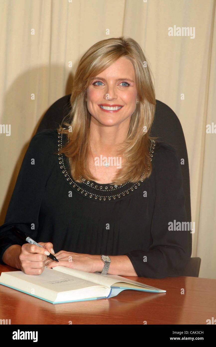 Sept. 19, 2007 - New York, New York, U.S. - K54735ML.ACTRESS COURTNEY THORNE-SMITH SIGNS HER NEW HOLLYWOOD NOVEL, ''OUTSIDE IN'', AT BARNES & NOBLE.BARNES & NOBLE 46TH ST, NEW YORK New York, NY 09-19-2007.  -    2007(Credit Image: Â© Mitchell Levy/Globe Photos/ZUMAPRESS.com) Stock Photo