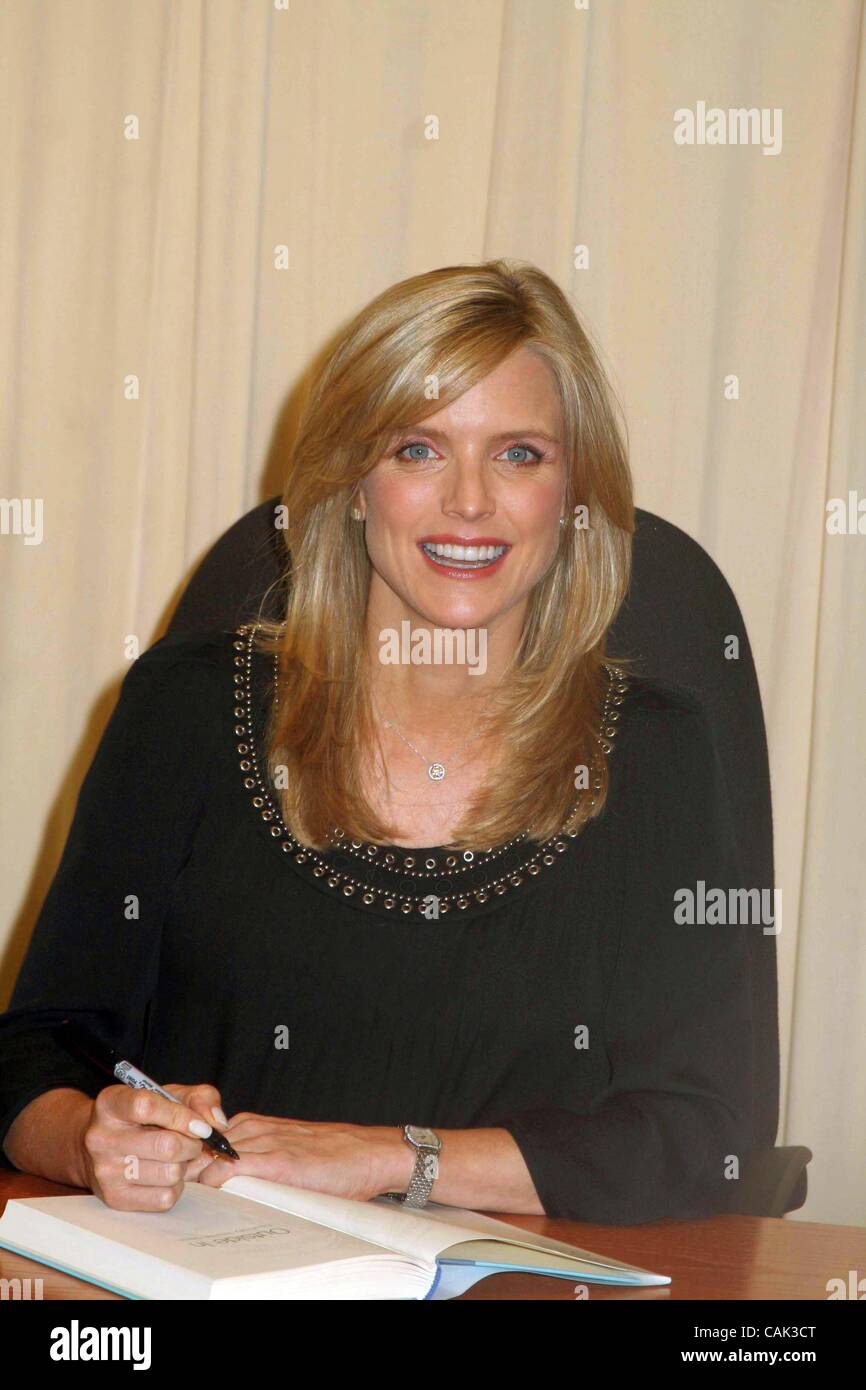 Sept. 19, 2007 - New York, New York, U.S. - K54735ML.ACTRESS COURTNEY THORNE-SMITH SIGNS HER NEW HOLLYWOOD NOVEL, ''OUTSIDE IN'', AT BARNES & NOBLE.BARNES & NOBLE 46TH ST, NEW YORK New York, NY 09-19-2007.  -    2007(Credit Image: Â© Mitchell Levy/Globe Photos/ZUMAPRESS.com) Stock Photo