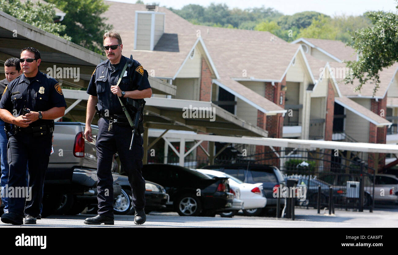 FOR METRO - Members of the SAPD gather outside The Villas of St. Moritz Apartment Homes where a SAPD officer was shot and later died Friday Sept. 21, 2007. (PHOTO BY EDWARD A. ORNELAS) Stock Photo