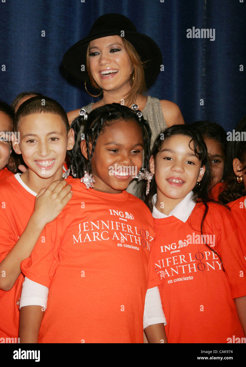 Sep 25, 2007 - New York, NY, USA - Singer JENNIFER LOPEZ poses with