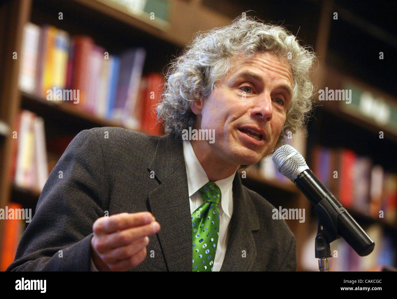 Sep 14, 2007 - New York, NY, USA - Author, experimental psychologist, cognitive scientist STEVEN PINKER promotes his new book 'The Stuff of Thought: Language as a Window into Human Nature' held at Barnes & Noble Upper West Side. (Credit Image: © Nancy Kaszerman/ZUMA Press) Stock Photo