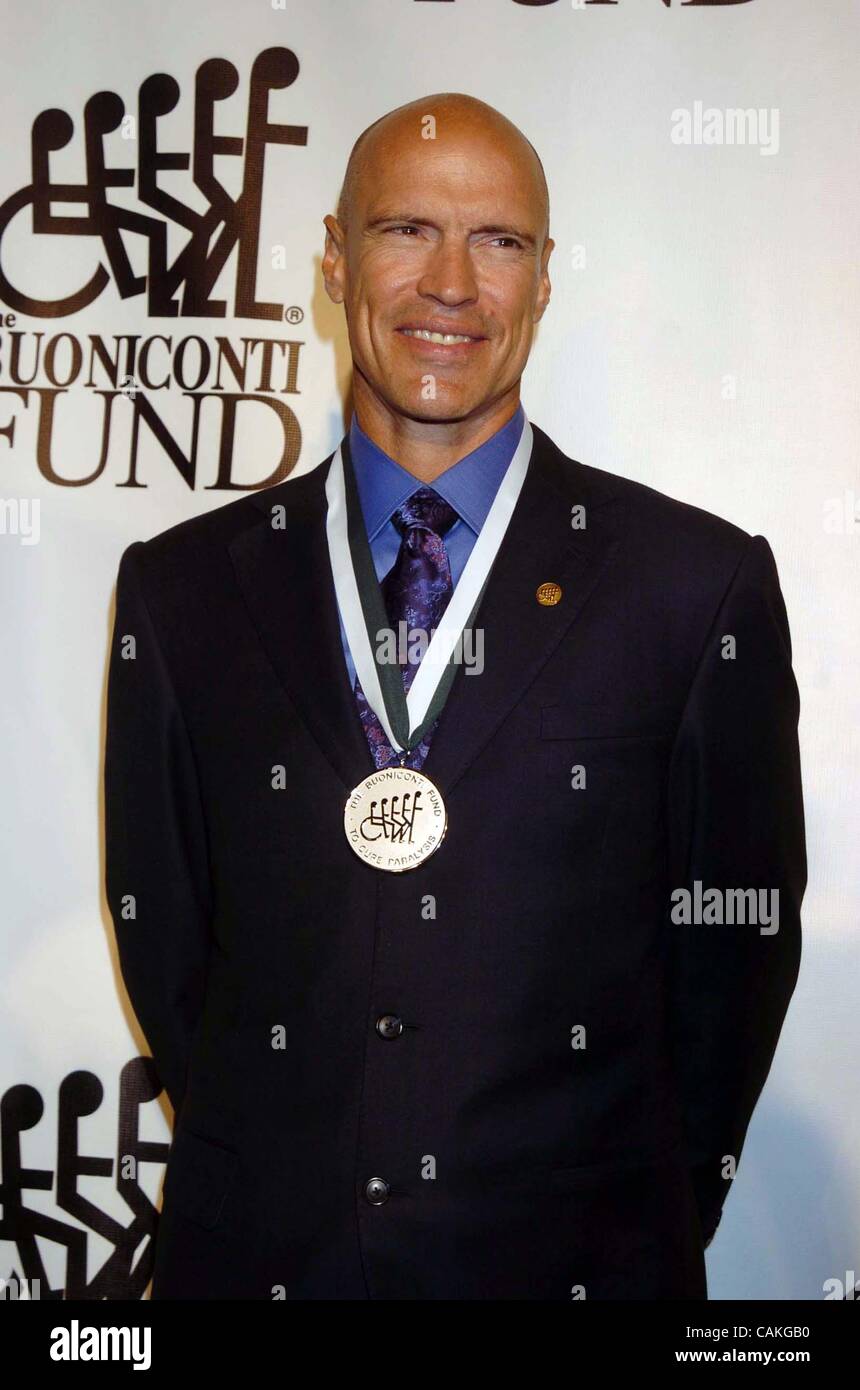 Sept. 17, 2007 - New York, New York, U.S. - THE 22ND ANNUAL GREAT SPORTS LEGENDS DINNER BENEFITING THE BUONICONTI FUND TO CURE PARALYSIS.WALDORF-ASTORIA HOTEL, NEW YORK New York, NY, 09-17-2007.   -    2007.MARK MESSIER.K54690JKRON(Credit Image: Â© John Krondes/Globe Photos/ZUMAPRESS.com) Stock Photo