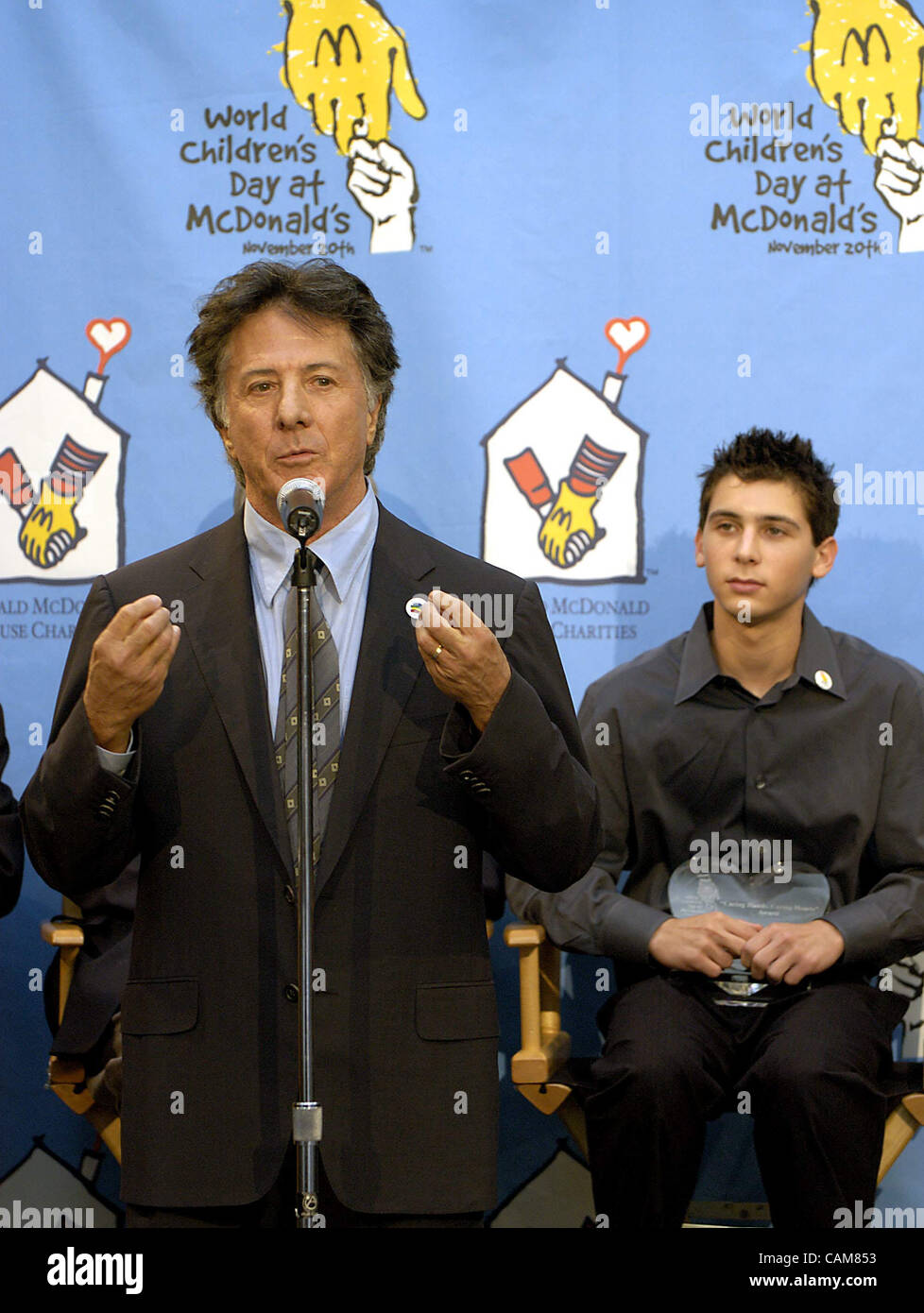 Nov. 20, 2003 - Los Angeles, USA - Actor Dustin Hoffman gives an acceptance speech after being presented with the Chairman's Award at the World Children's Day ceremonies held at Ronald McDonald House in Los Angeles.  World Children's Day is McDonald's global fundraiser for children's charities in mo Stock Photo