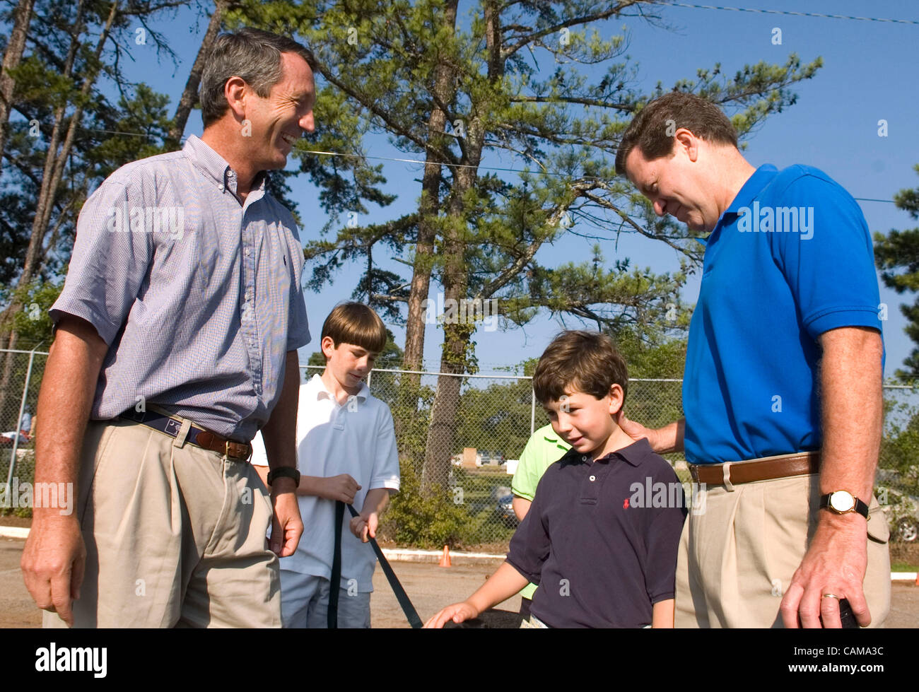 South Carolina Governor Mark Sanford, left, and his sons, speaks with former Republican presidential candidate Sam Brownback at a Labor Day Parade in Chapin, South Carolina on September 3, 2007. (Credit Image: © Erik Lesser/ZUMA Press) Stock Photo