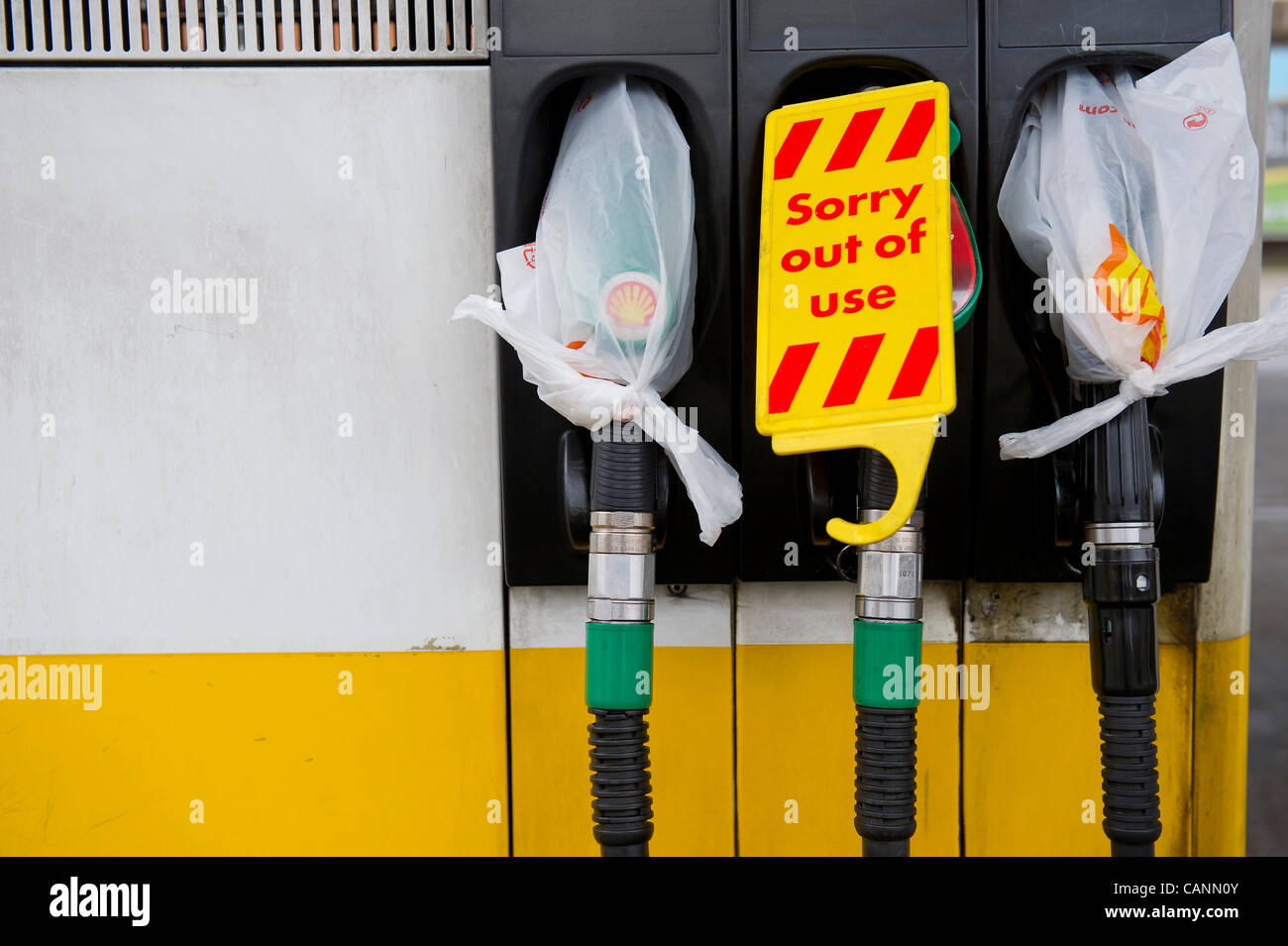 Empty petrol stations hires stock photography and images Alamy