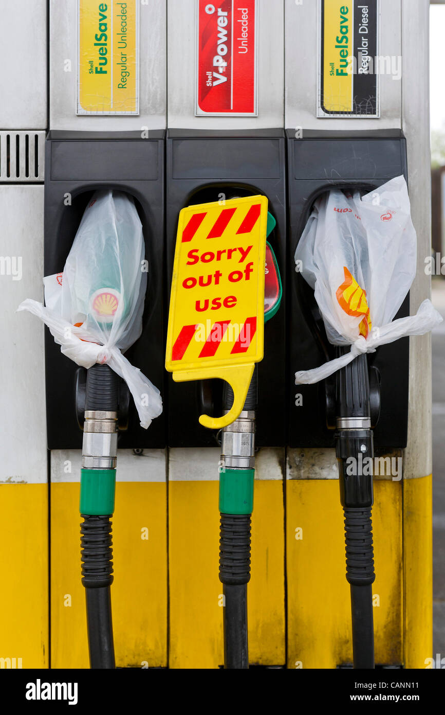 Empty petrol stations hires stock photography and images Alamy