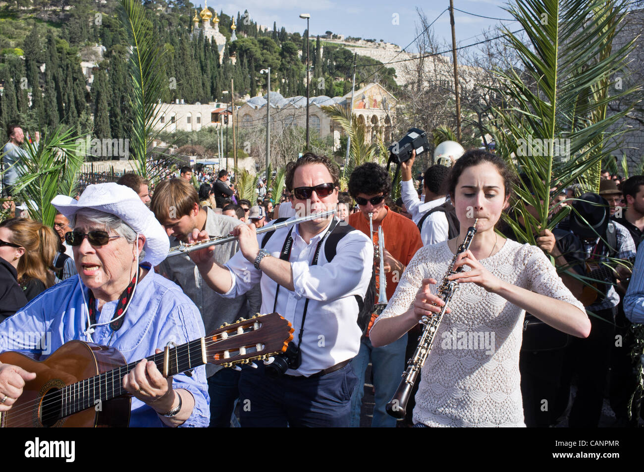 Thousands take part in Palm Sunday procession ascending from Gethsemane