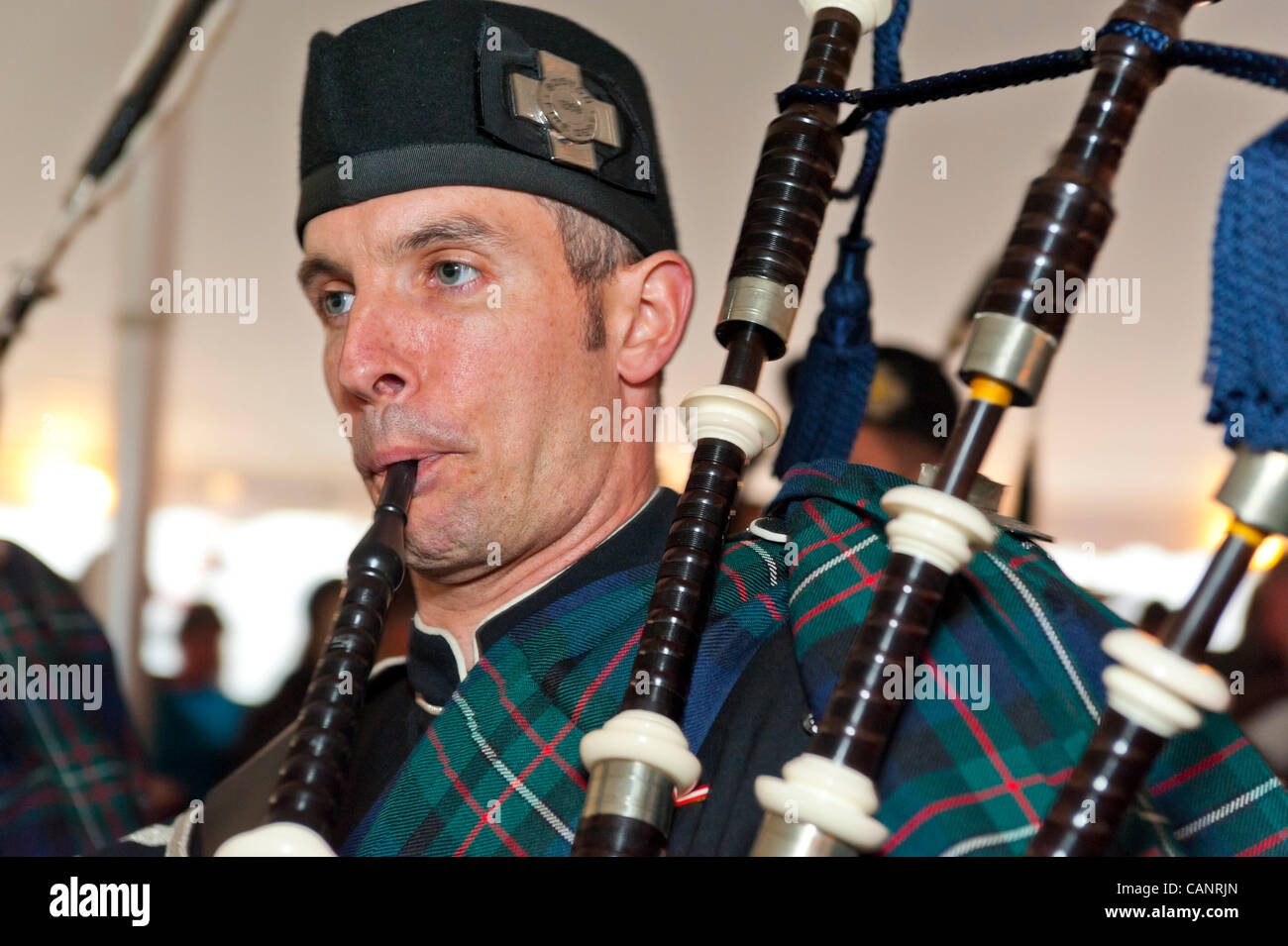 Men playing drums and bagpipes hires stock photography and images Alamy