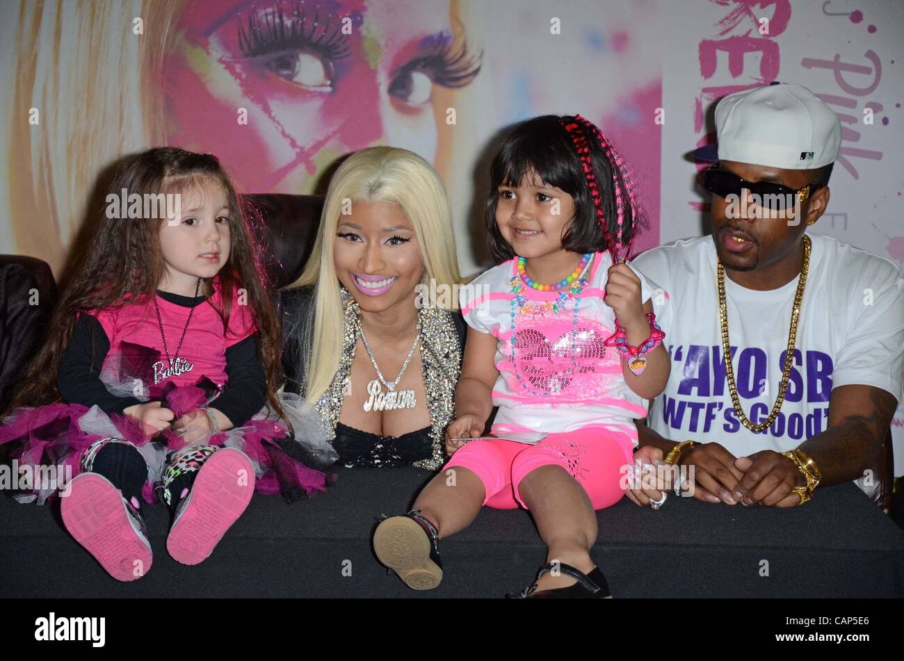 Super jinsiy gif Uni mast holatda eshaklari bilan sikishdi.