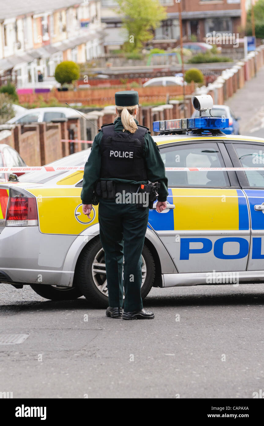 Police constable attends a road block during a security alert in Belfast Stock Photo