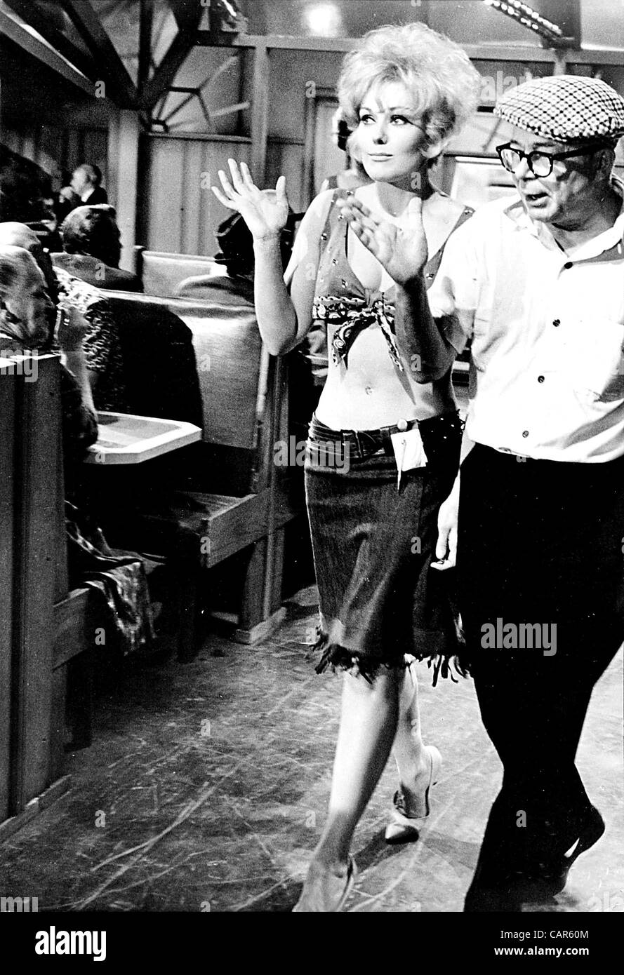 BILLY WILDER AND KIM NOVAK ON THE SET OF ''KISS ME, STUPID''..Ã‚Â© PHOTOS,  INC.(Credit Image: Â© Globe Photos/ZUMAPRESS.com Stock Photo - Alamy