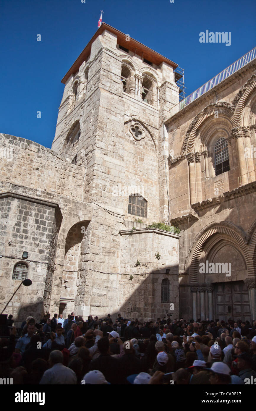 Eastern Orthodox Christian pilgrims await the opening of the doors to the Church of the Holy Sepulchre on Holy and Great Friday. Jerusalem, Israel. 13-Apr-2012.Credit : © Nir Alon / Alamy Live News Stock Photo