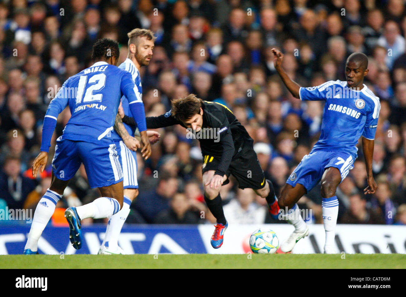 18 04 12 Stamford Bridge Chelsea London Chelsea S Oriol Ramires Tackles Lionel Messi Of Fc Barcelona During The Champions League Semi Final 1st Leg Match Between Chelsea And Barcelona At Stamford Bridge Stadium On