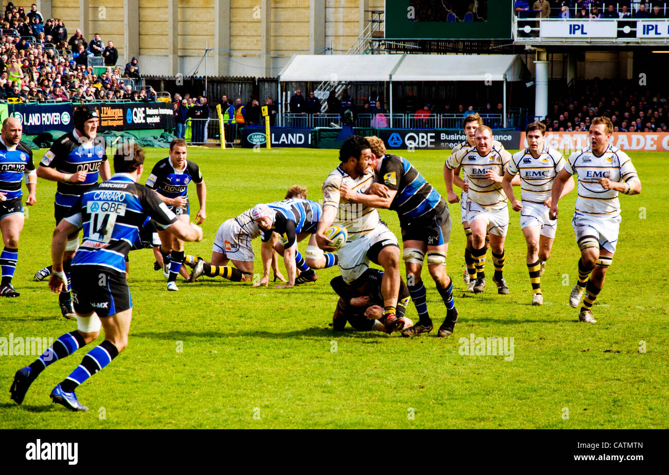 21st April 2012. Bath UK. Wasps  Billy Vunipola offloads the ball as he is tackled by Bath's Stuart Hooper during their Premiership match in an attacking move from Wasps during todays game against Bath at the Rec in Bath. Photo by: Richard Wayman/Alamy Stock Photo