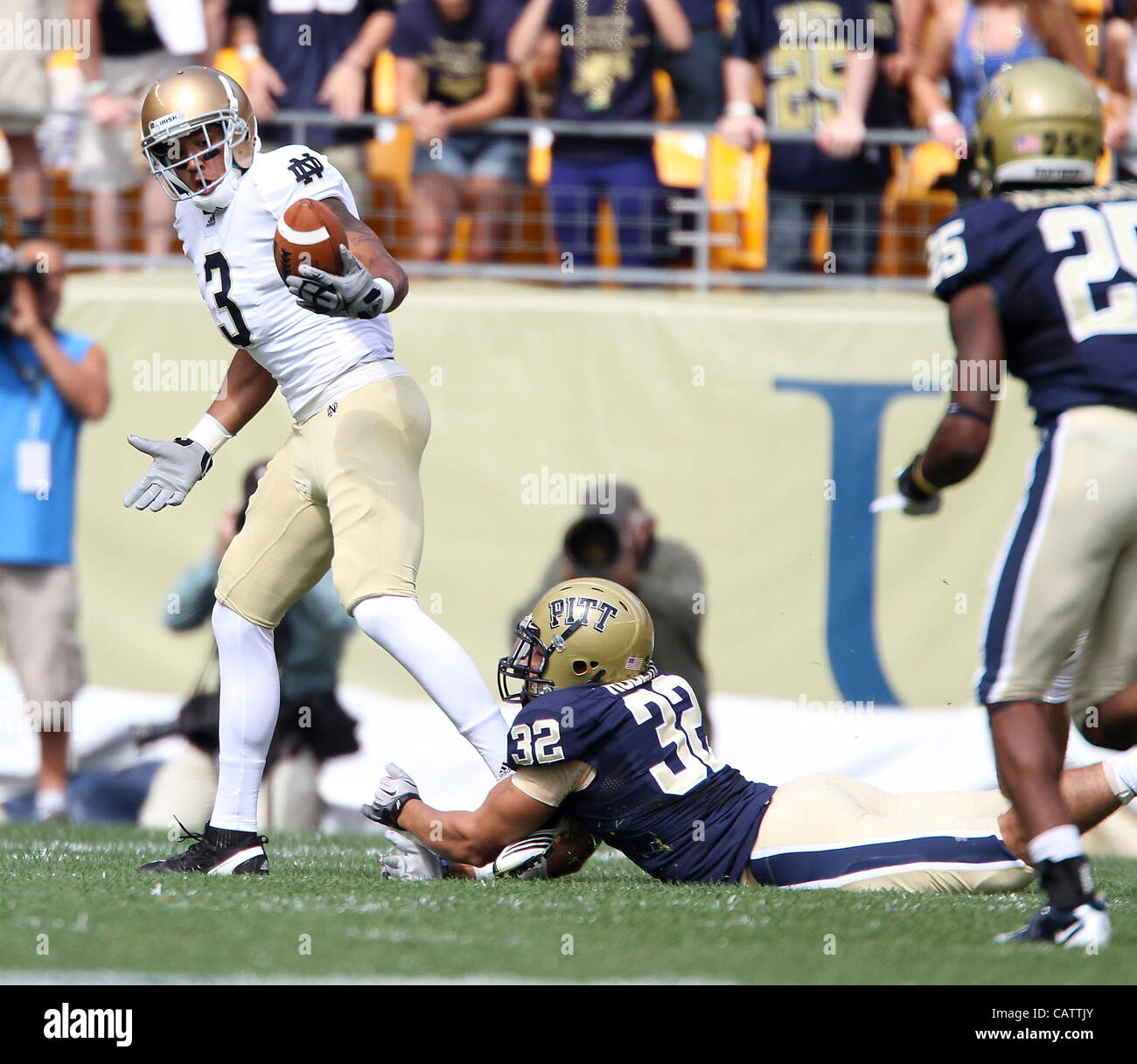 Sept. 23, 2011 - Pittsburgh, Pennsylvania, USA - Notre Dame Fighting Irish wide receiver Michael Floyd (3). The Notre Dame Fighting Irish were able to hold onto a slight lead to beat the University of Pittsburgh Panthers in Hienz Field.  Photo By Aaron Suozzi (Credit Image: © Aaron Souzzi/ZUMAPRESS. Stock Photo