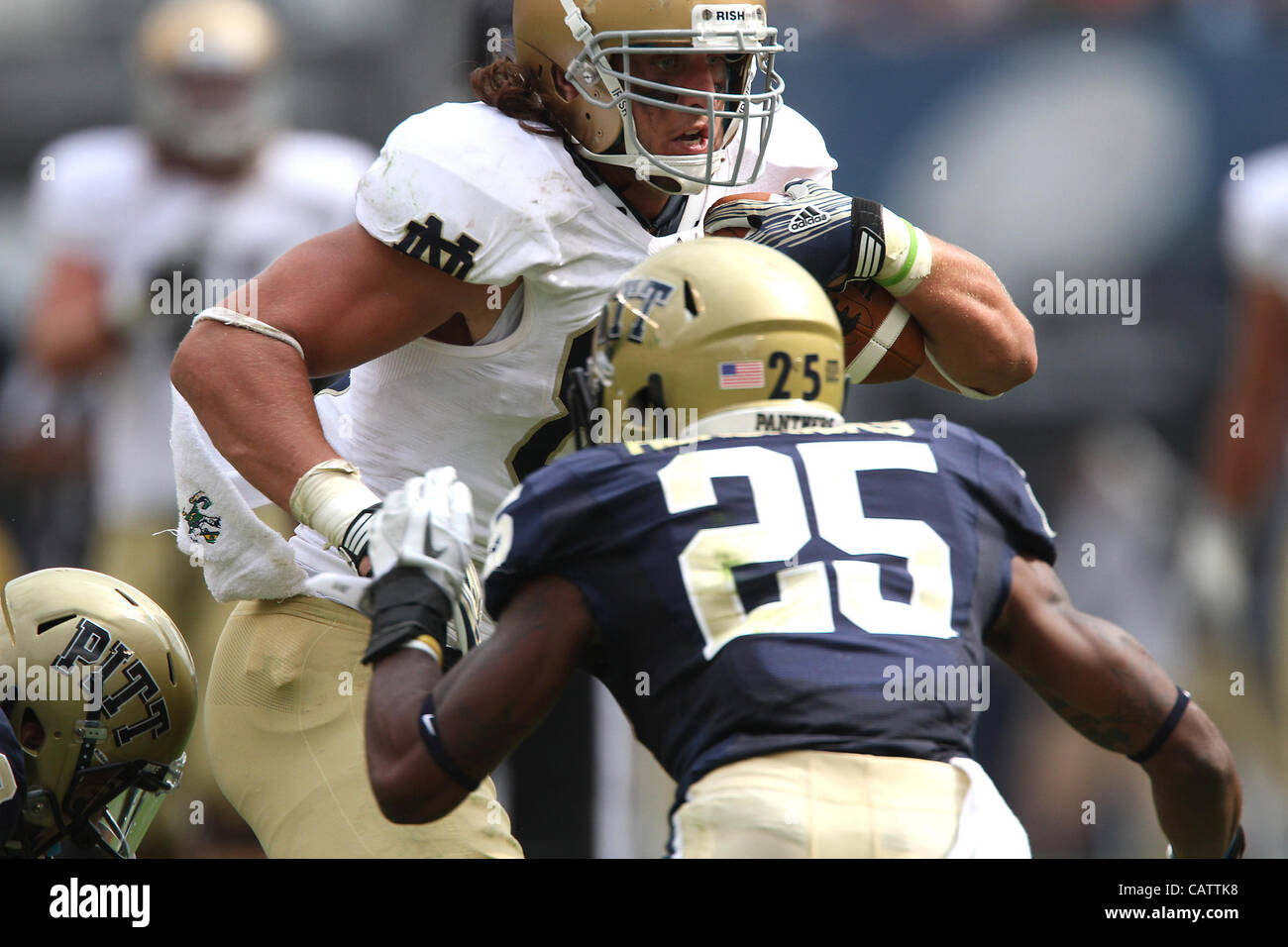 Sept. 24, 2011 - Pittsburgh, Pennsylvania, USA - Notre Dame Fighting Irish tight end Tyler Eifert (80). The Notre Dame Fighting Irish were able to hold onto a slight lead to beat the University of Pittsburgh Panthers in Hienz Field.  Photo By Aaron Suozzi (Credit Image: © Aaron Souzzi/ZUMAPRESS.com) Stock Photo