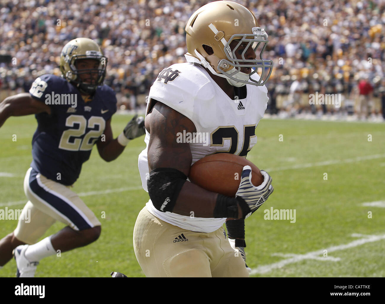 Sept. 24, 2011 - Pittsburgh, Pennsylvania, USA - Notre Dame Fighting Irish running back Jonas Gray (25). The Notre Dame Fighting Irish were able to hold onto a slight lead to beat the University of Pittsburgh Panthers in Hienz Field.  Photo By Aaron Suozzi (Credit Image: © Aaron Souzzi/ZUMAPRESS.com Stock Photo