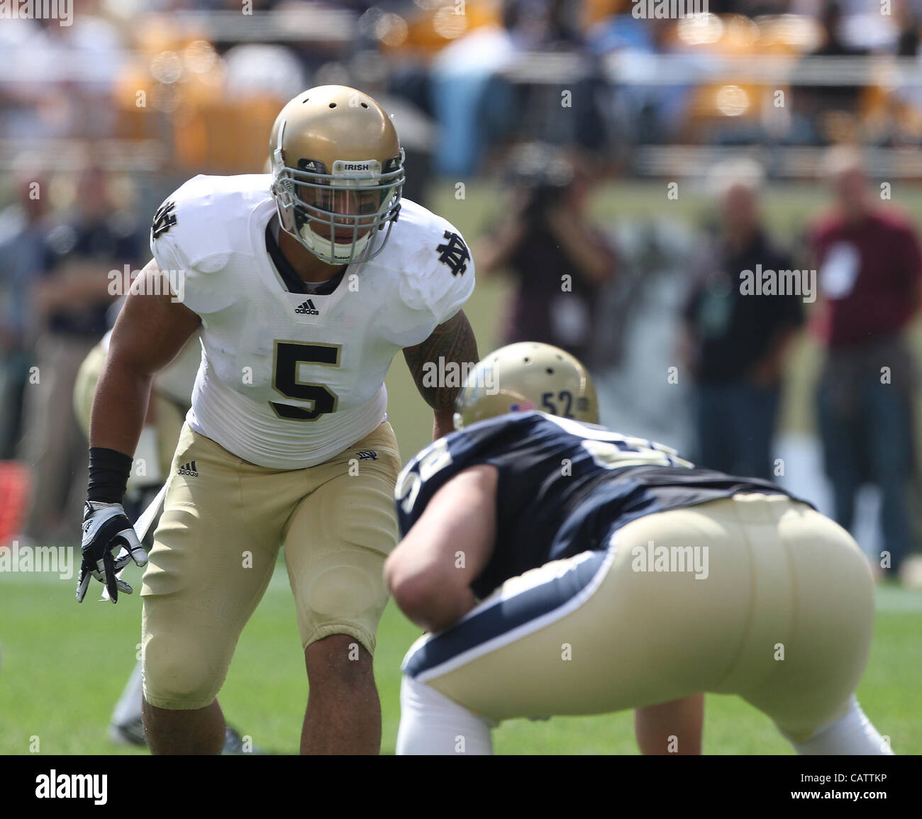 Sept. 23, 2011 - Pittsburgh, Pennsylvania, USA - Notre Dame Fighting Irish linebacker Manti Te'o (5). The Notre Dame Fighting Irish were able to hold onto a slight lead to beat the University of Pittsburgh Panthers in Hienz Field.  Photo By Aaron Suozzi (Credit Image: © Aaron Souzzi/ZUMAPRESS.com) Stock Photo