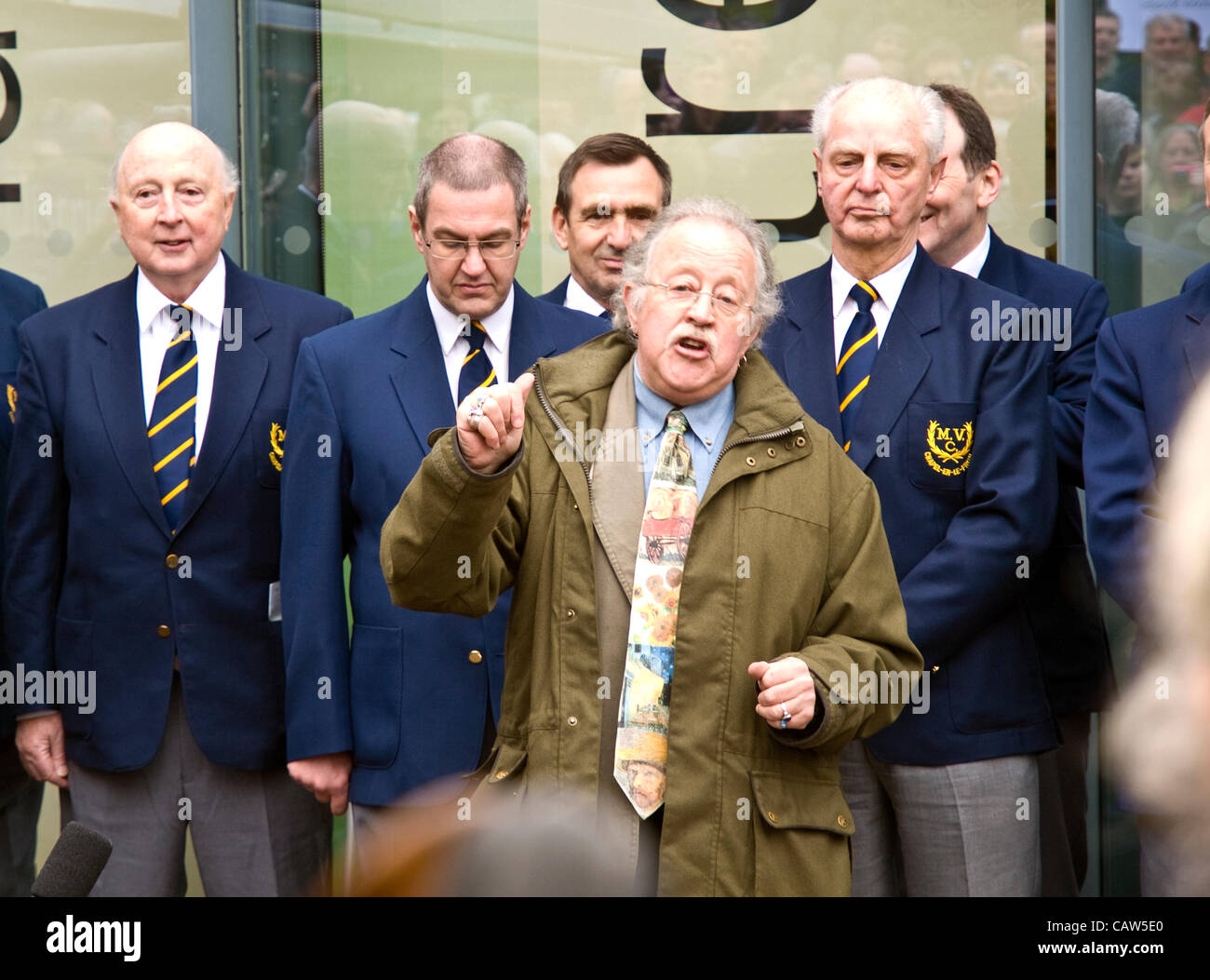 . Broadcaster Mike Harding launching 'Kinder 80' a series of events to mark the 80th anniversary of the Mass Trespass of 1932 when militant walkers from Manchester marched en masse onto Kinder Scout to protest their right to walk unhindered on the Moors. Stock Photo