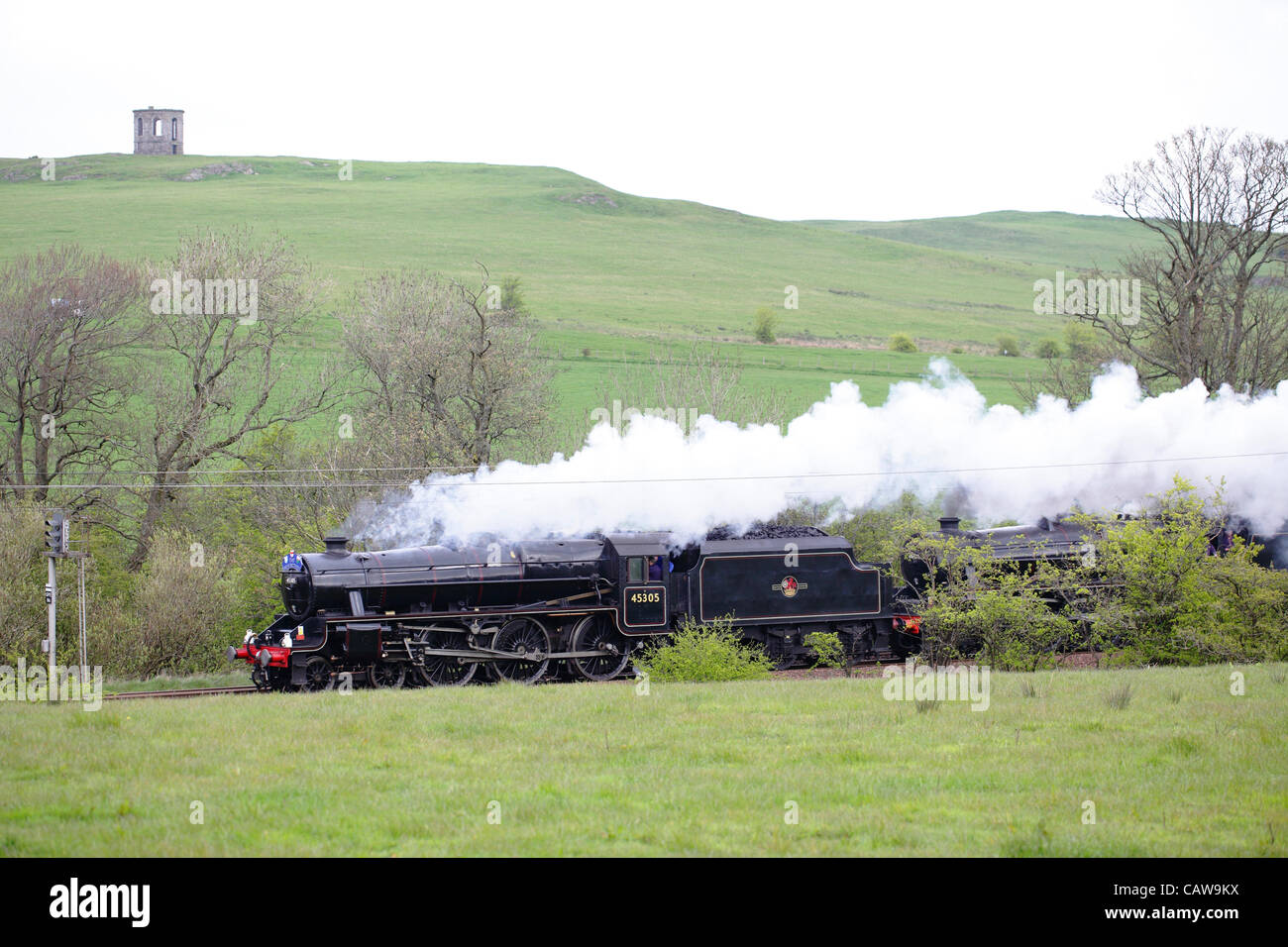 Renfrewshire, Scotland, UK, Wednesday, 25th April, 2012. Steam engine LMS Stanier, Class 5, Number 45305, passing Castle Semple Temple between Howwood and Lochwinnoch travelling on the main line from Glasgow on the way to Stranraer Stock Photo