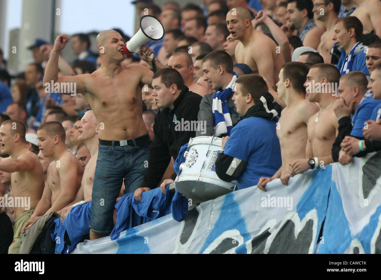 24.04.2012 Kielce, Poland. Legia Warsaw v Ruch Chorzow The Polish Cup Final  from the Kielc Arena. Picture shows trouble amongst the crowd Stock Photo -  Alamy