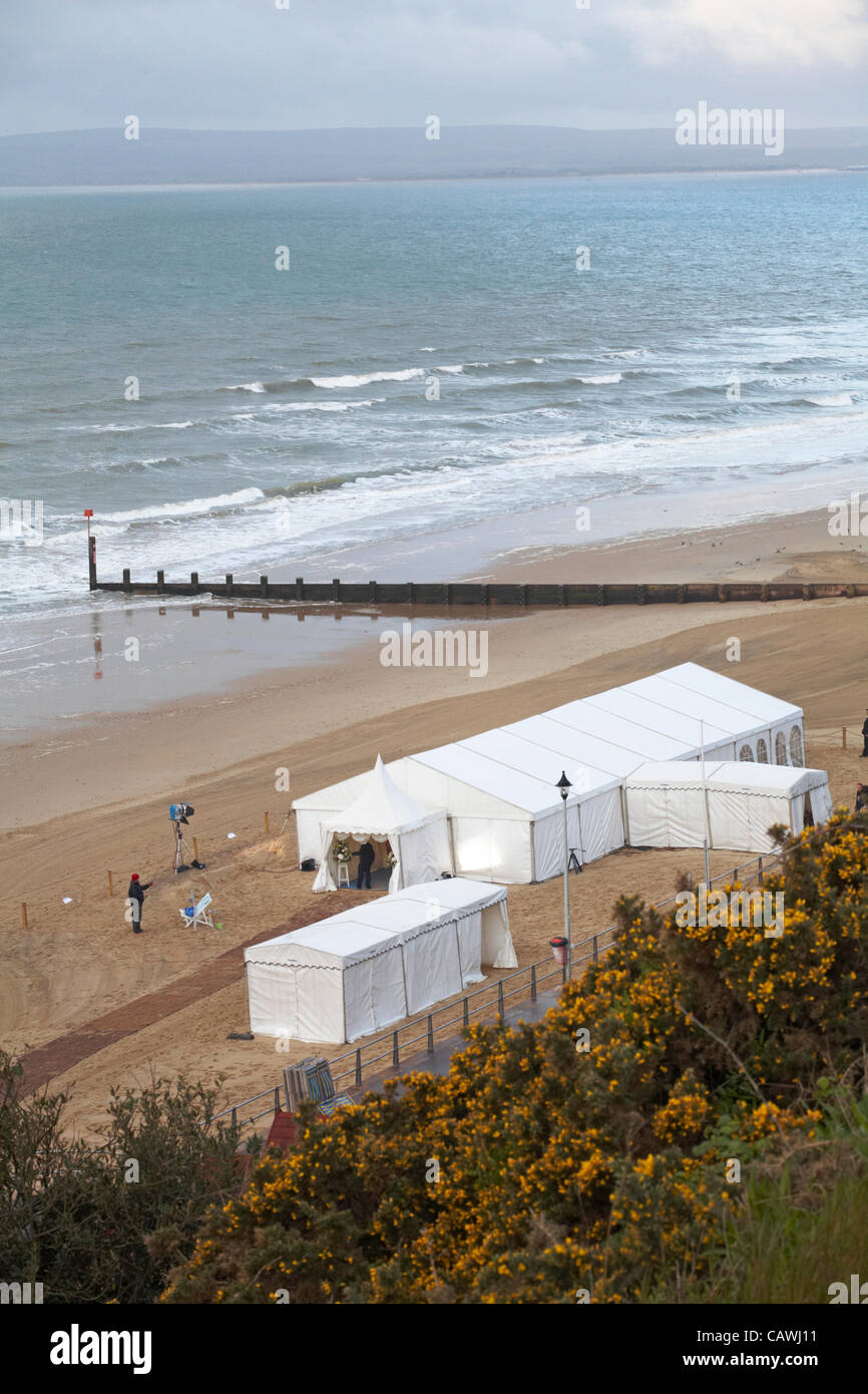 Bournemouth, UK Friday 27 April 2012. Kate Smith and Frazer Seed, from Preston, get married on Bournemouth Beach, live on ITV1 Daybreak, and make history by being the first couple to marry on a beach in England and Wales. Stock Photo