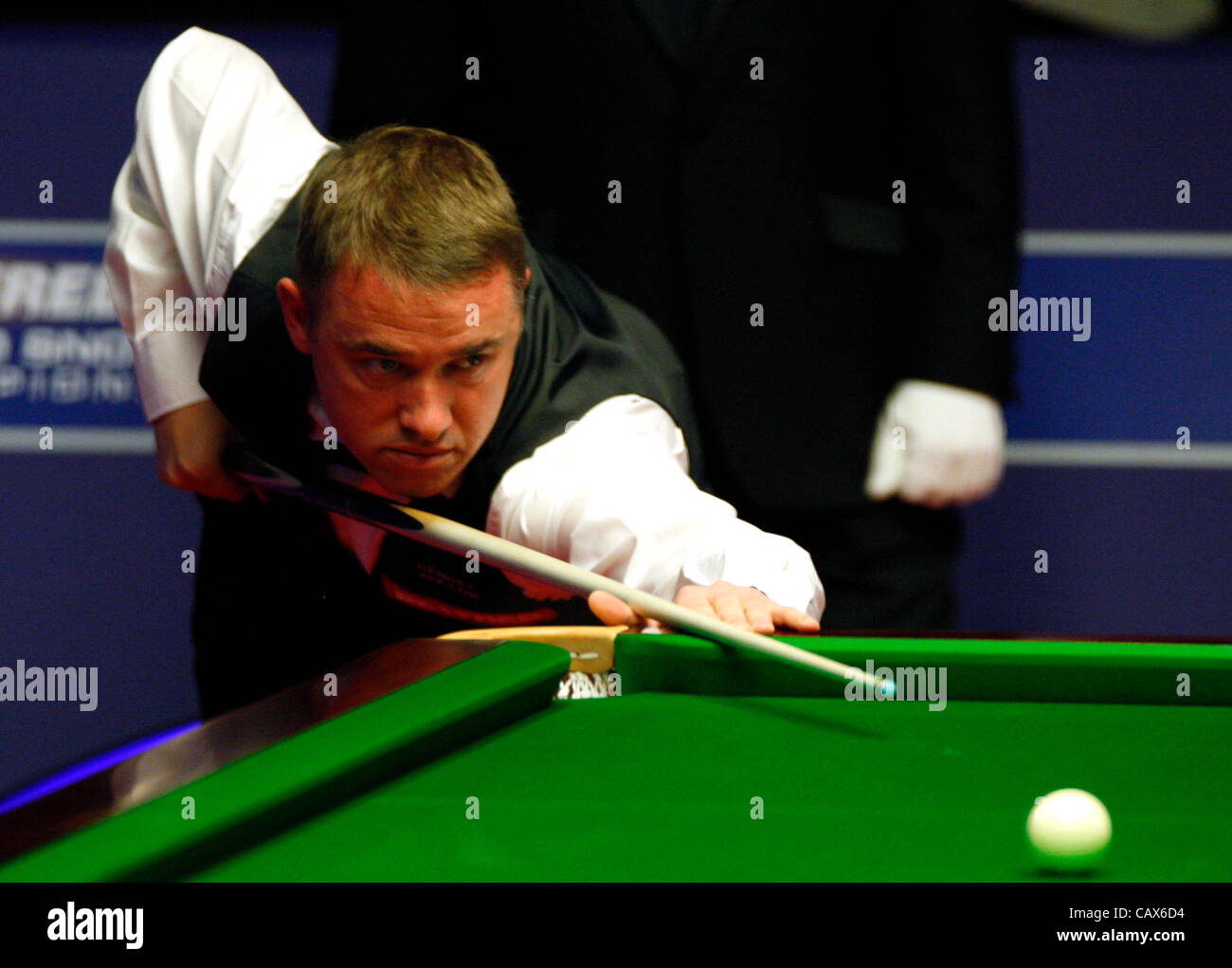 01.05.2012 Stephen Hendry in action against Stephen Maguire at the quarter-final of the World Snooker Snooker Championships at the Crucible, Sheffield. UK. Stock Photo