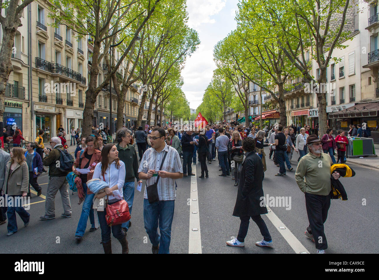 Paris, France, Crowd People Walking, French Department Store, Galeries  Lafayette, Ave. Champs-Elysées, Outside, Street Scene Stock Photo - Alamy