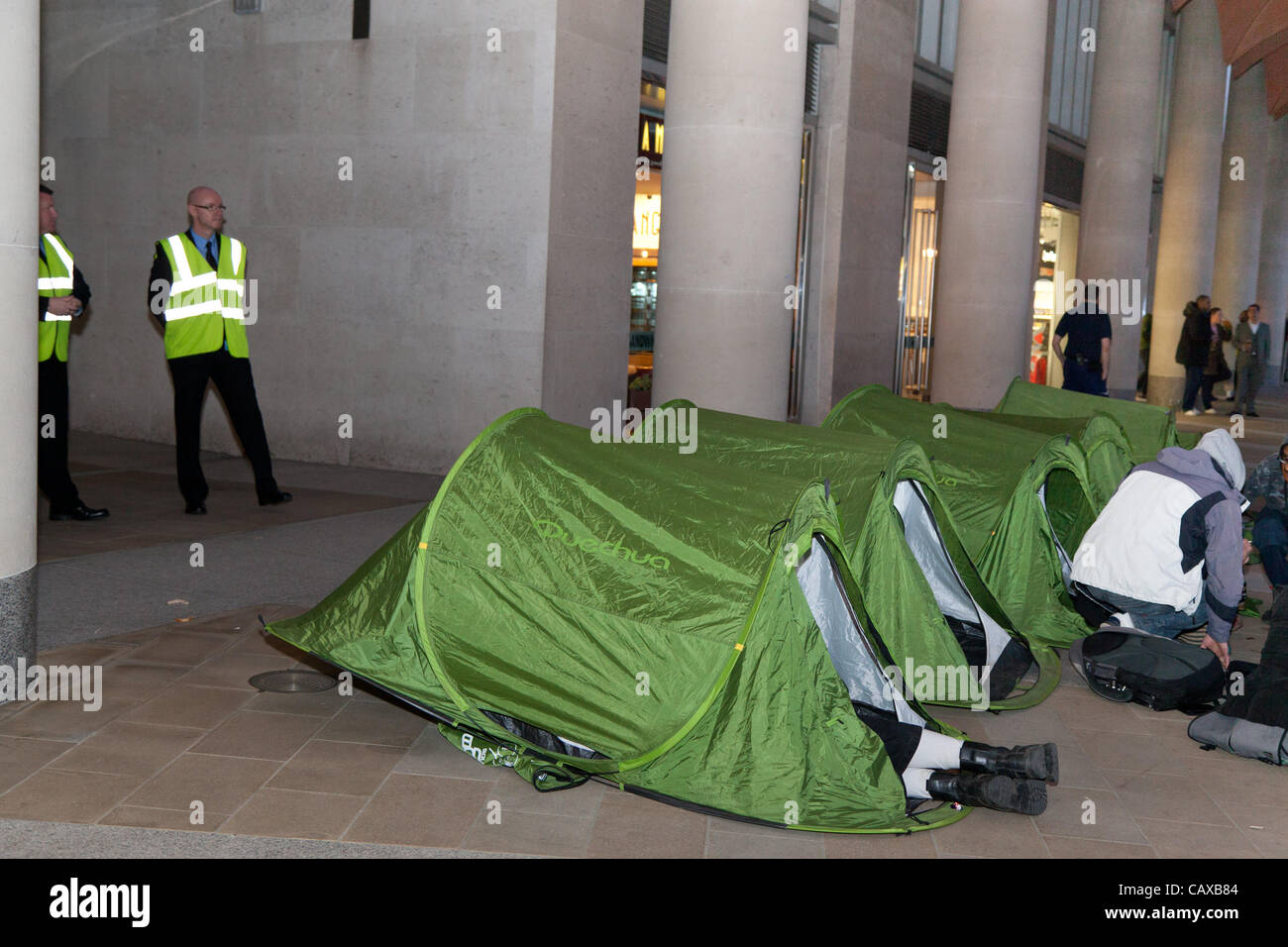 London, UK. 1st May 2012 Tents and banners were erected in front of the main entrance to the London Stock Exchange inside Paternoster square by members of the occupy movement. Police managed to convince the majority of people to leave the square around 22.30 and 5 arrests were. Stock Photo