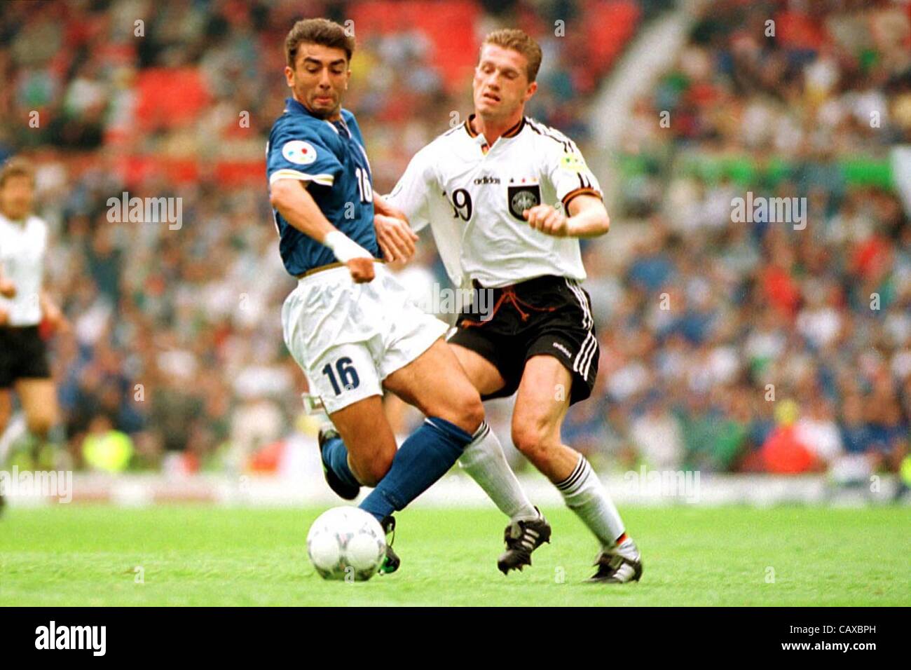 19.06.1996 Manchester, England. Thomas Strunz (Ger) challenged by Roberto Di Matteo (Ita); Germany - Italy 0:0,  Manchester Old Trafford stadium Stock Photo