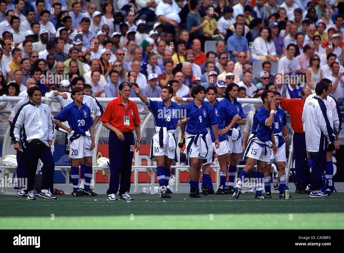 23.06.1998 France.  The Italian bench, consisting of Chiesa, Trainer Cesare Maldini, Roberto di Matteo, Albertini, Inzaghi, Torricelli, di Livio; Vorrunde, at the World Cup 1998,  France Stock Photo