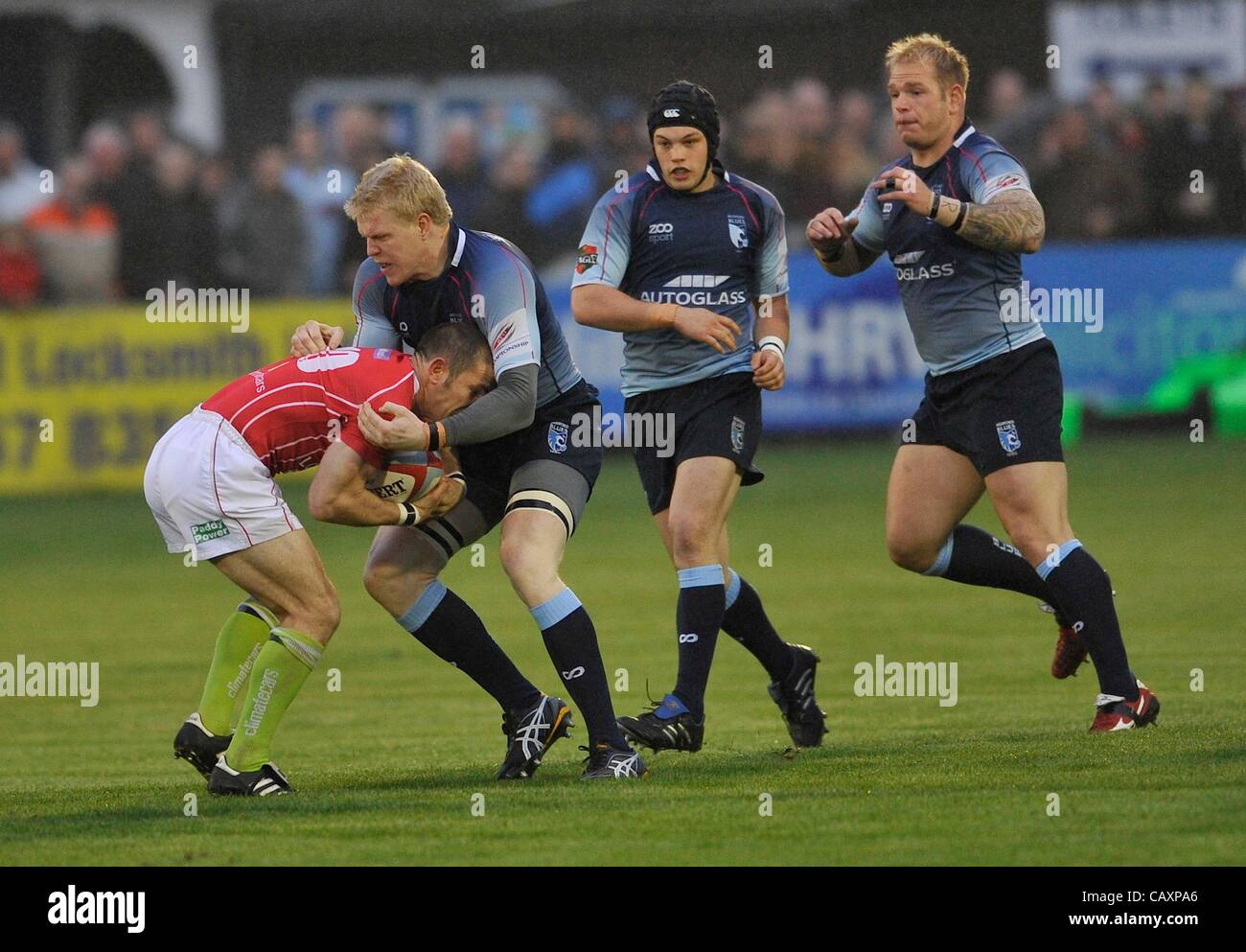 04.05.2012.  Bedford, England. Don Barrell of Bedford Blues tackles Gordon Ross of London Welsh during the Bedford Blues vs London Welsh in the RFU Championship Semi Final at Goldington Road, Bedford on 4 May 2012 Stock Photo