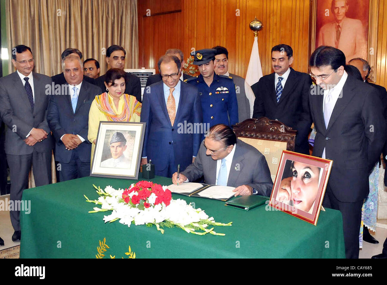 President asif ali zardari signs hi-res stock photography and images