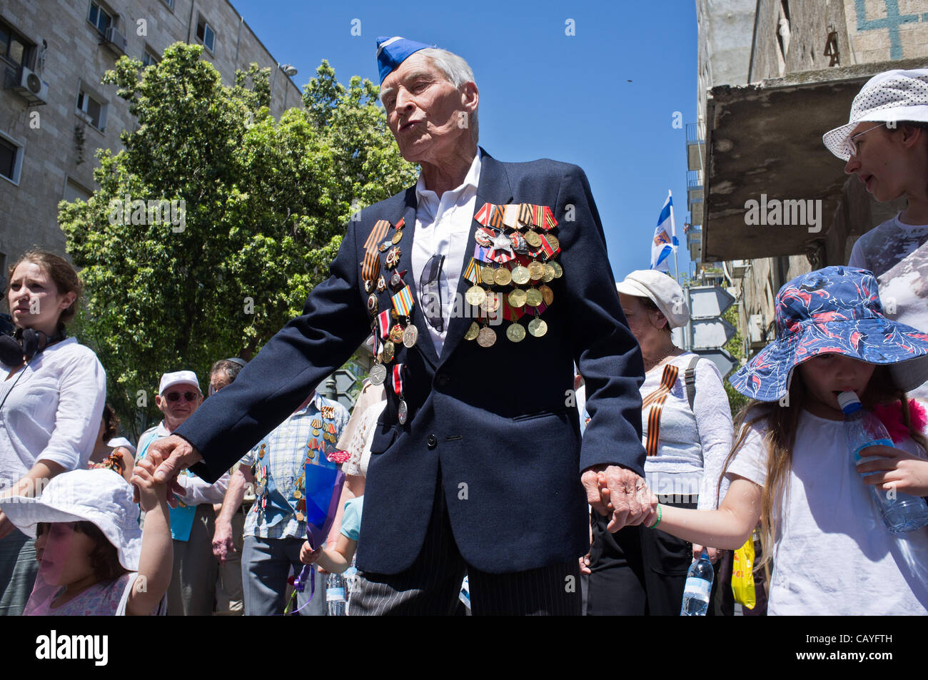 World War Two veteran marches with granddaughters celebrating Allied victory over Nazi Germany. Jerusalem, Israel. 9-May-2012. Stock Photo