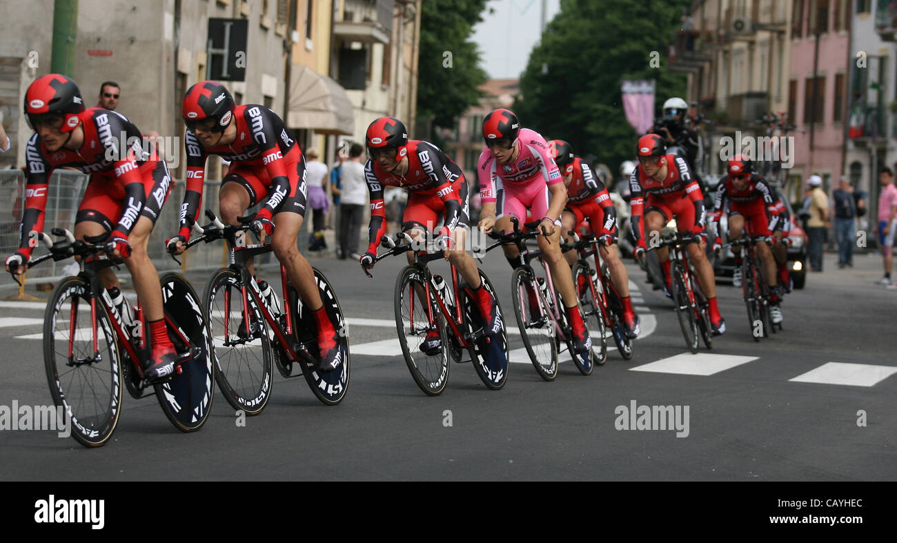 09.05.2012, Verona, Italy. BMC RACING TEAM with Taylor PHINNEY in pink in action during the Tour d'Italie - Giro d'Italia 2012 - stage 4. Stock Photo