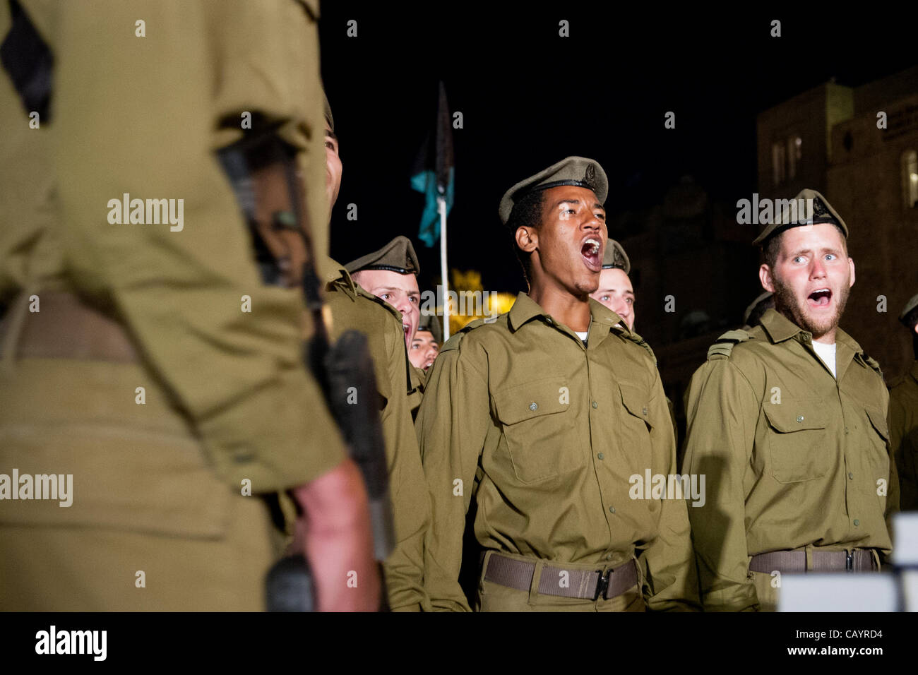 IDF Golani Brigade basic trainees shout out their oath of allegiance to state and IDF at a ceremony at the Western Wall.  Jerusalem, Israel. 10-May-2012. Stock Photo