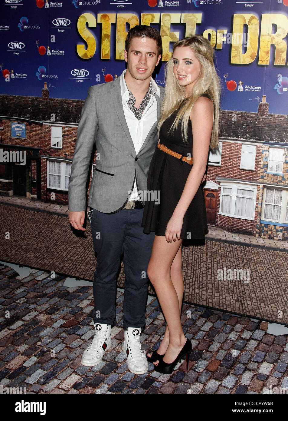 ALICE BARLOW & GUEST STREET OF DREAMS MUSICAL PREMIER MANCHESTER ARENA MANCHESTER ENGLAND 10 May 2012 Stock Photo