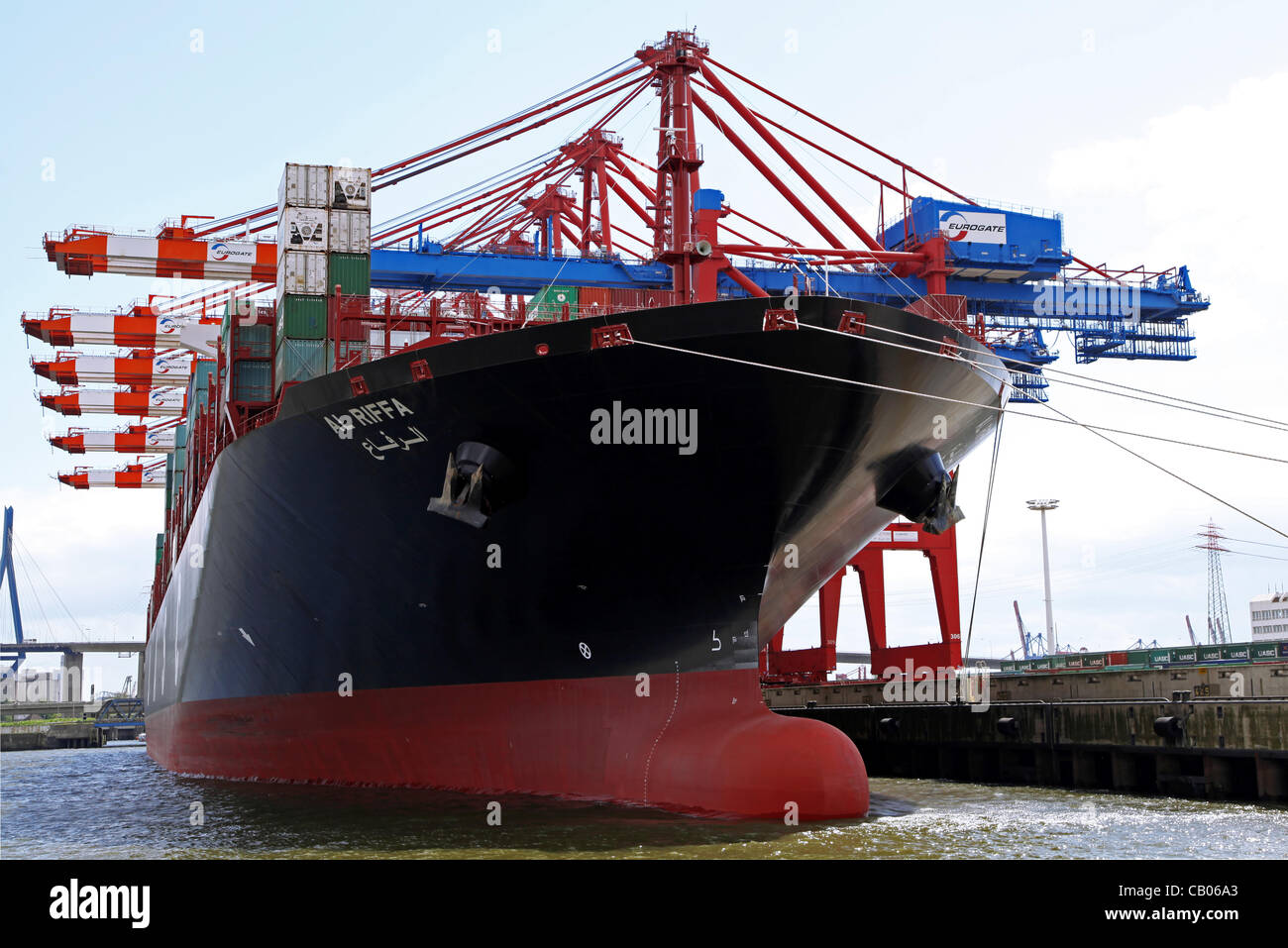The brandnew container vessel Al Riffa (from arabian company UASC ...