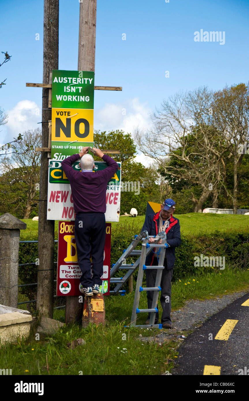 May 12th 2012. Ardara County Donegal, Ireland. Sinn Fein supporters put up posters urging a No Vote in the forthcoming referendum on Europe's new fiscal treaty held  May 31st 2012. Photo by:Richard Wayman/Alamy Stock Photo